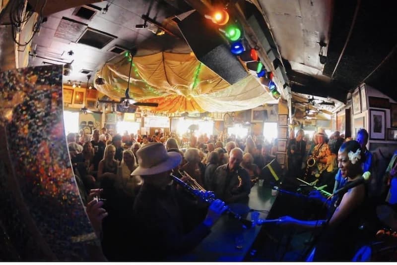 crowd in bar listen to music