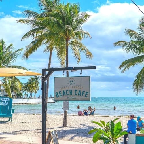 beach access next to cafe